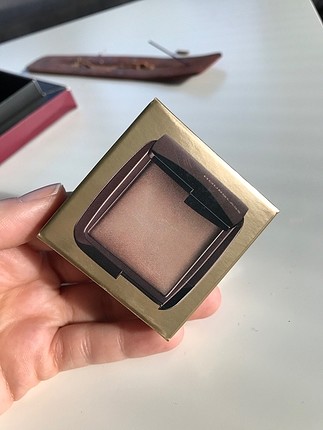 Hourglass ambient lighting powder