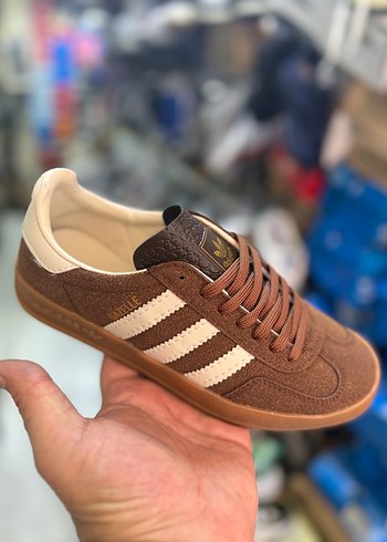 Kahverengi Süet Adidas Gazelle Spor Ayakkabı Marka Temsilidir