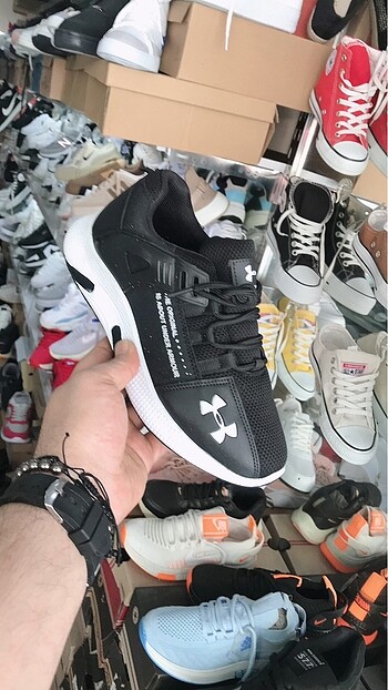 UNDER ARMOUR SPOR