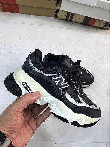 NEW BALANCE 990 V4