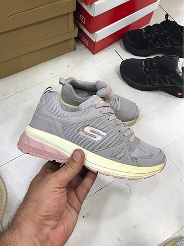 SKECHERS