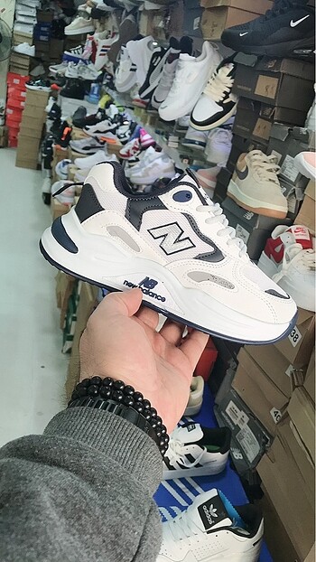 NEW BALANCE GÖRSELLERDE ÇOK FOTOĞRAF VAR