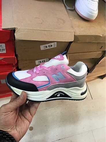 NEW BALANCE TEŞHİR ÜRÜNÜ