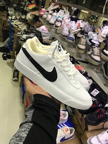 İKİ ÇİFT ÜRÜN NIKE SB DUNK MARKA TEMSİLİDİR