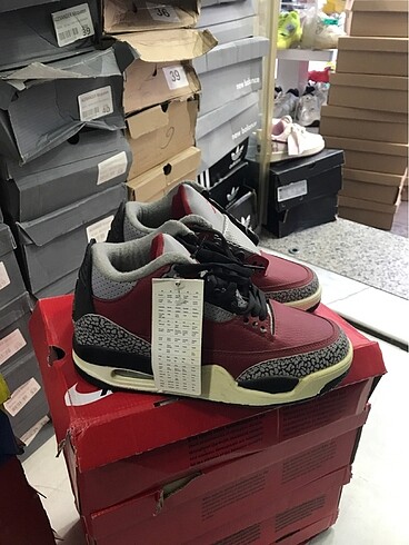 NIKE RETRO MARKA TEMSİLİDİR
