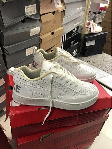 NIKE COURT MARKA TEMSİLİDİR