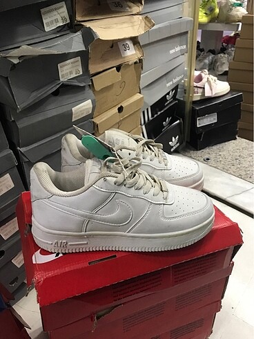 40 Beden NIKE AİR FORCE İTHAL ÜRÜN MARKA TEMSİLİDİR