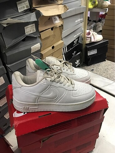 40 Beden beyaz Renk NIKE AİR FORCE İTHAL ÜRÜN MARKA TEMSİLİDİR