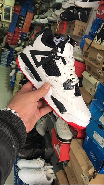 NIKE RETRO 4 MARKA TEMSİLİDİR