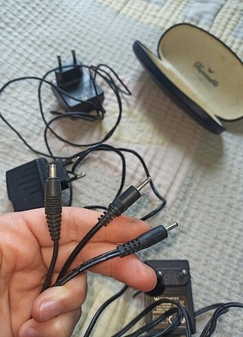 3 adet ince uçlu telefon eski şarj aleti ve sert gözlük kutusu t