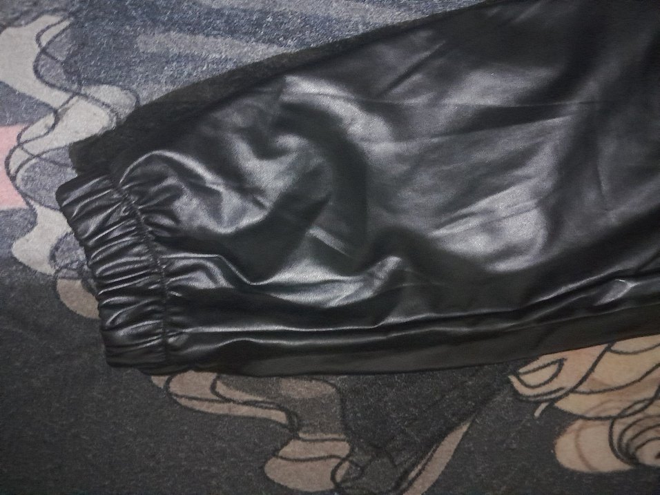 Siyah Parlak Deri Kemerli Kadın Pantolon - Görsel 4