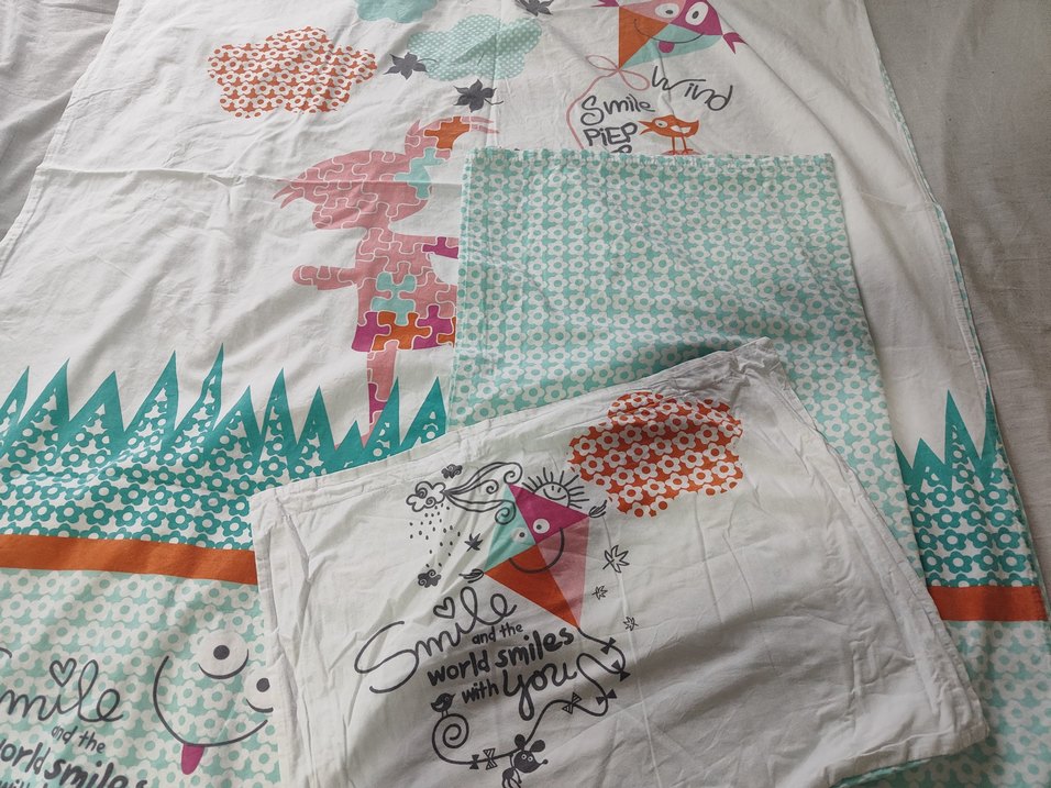 Çocuklar için renkli baskılı uyku seti - Görsel 2