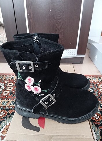 Deichmann Cocuk işlemeli cizme