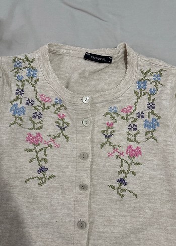 Nakışlı Bej Düğmeli Kadın Triko Hırka - Görsel 5