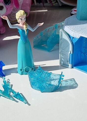 Beden ELSA nın SİHİRLİ ŞATOSU