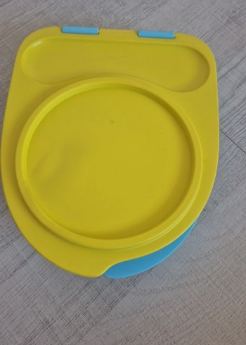Sarı ve gri plastik katlanabilir tabak