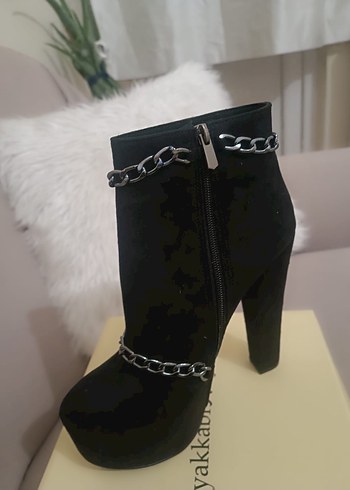 Zincir Detaylı Siyah Süet Topuklu Bot - Görsel 4