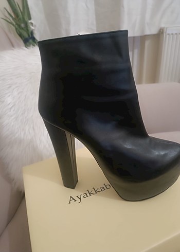 Zincir Detaylı Siyah Süet Topuklu Bot - Görsel 5