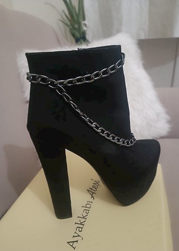 Zincir Detaylı Siyah Süet Topuklu Bot - Görsel 7