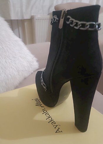 Zincir Detaylı Siyah Süet Topuklu Bot - Görsel 3