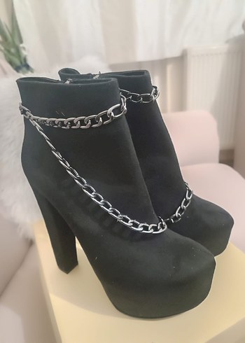 Zincir Detaylı Siyah Süet Topuklu Bot - Görsel 2