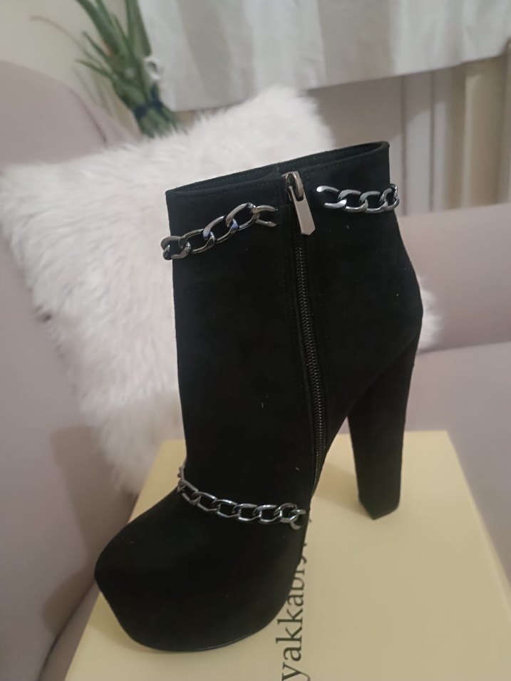 Zincir Detaylı Siyah Süet Topuklu Bot - Görsel 4