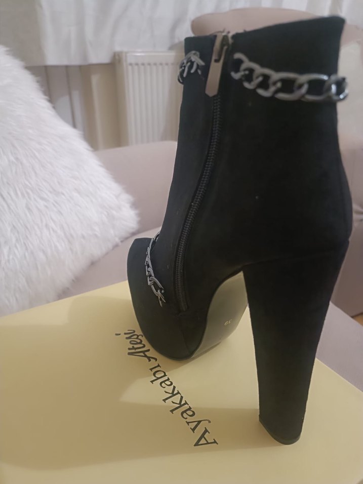 Zincir Detaylı Siyah Süet Topuklu Bot - Görsel 3