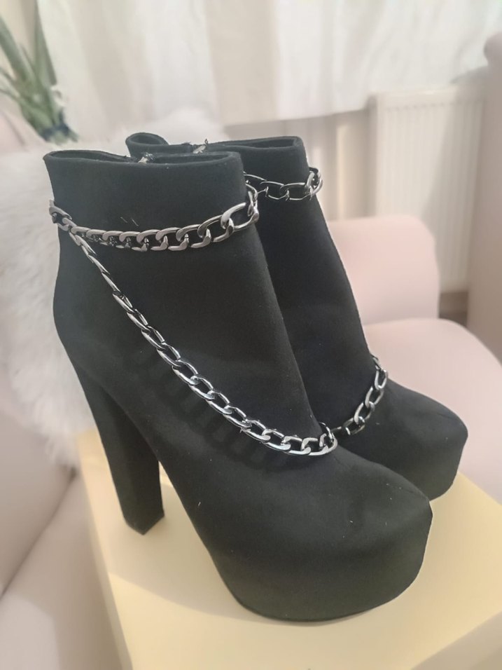 Zincir Detaylı Siyah Süet Topuklu Bot - Görsel 2