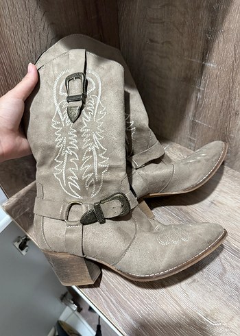 Nakışlı Süet Bej Kadın Botlar