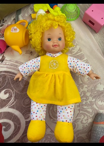 Sarı Elbiseli Renkli Saçlı Bebek