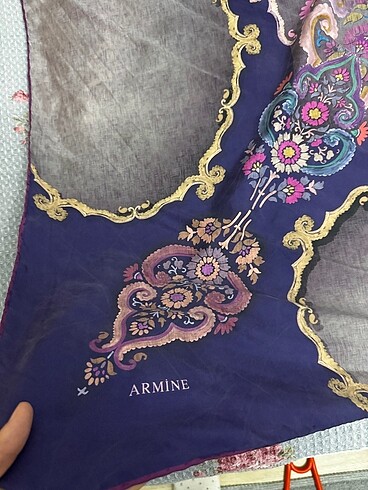 Armine Eşarp