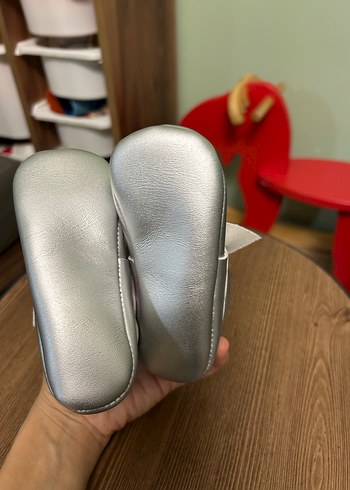 Kız Çocuk Gümüş Renk Fiyonk Detaylı Babet hodore - Görsel 3