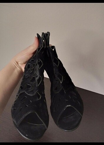 35 Beden siyah Renk Gusto Marka Süet Topuklu Ayakkabı 