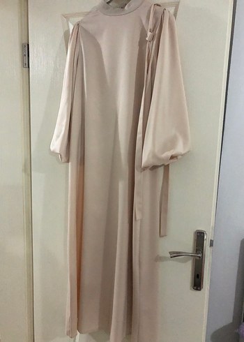 Bej Uzun Saten Elbise Yüksek Yakalı - Görsel 2