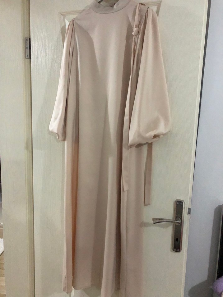 Bej Uzun Saten Elbise Yüksek Yakalı - Görsel 2