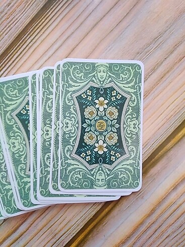 Lenormand sıfırdır.Büyük boydur. Kartlarım yenilendi 