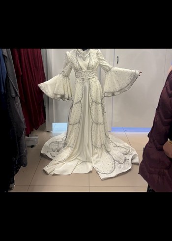 Uzun Kollu İşlemeli Beyaz Bindallı - Görsel 3