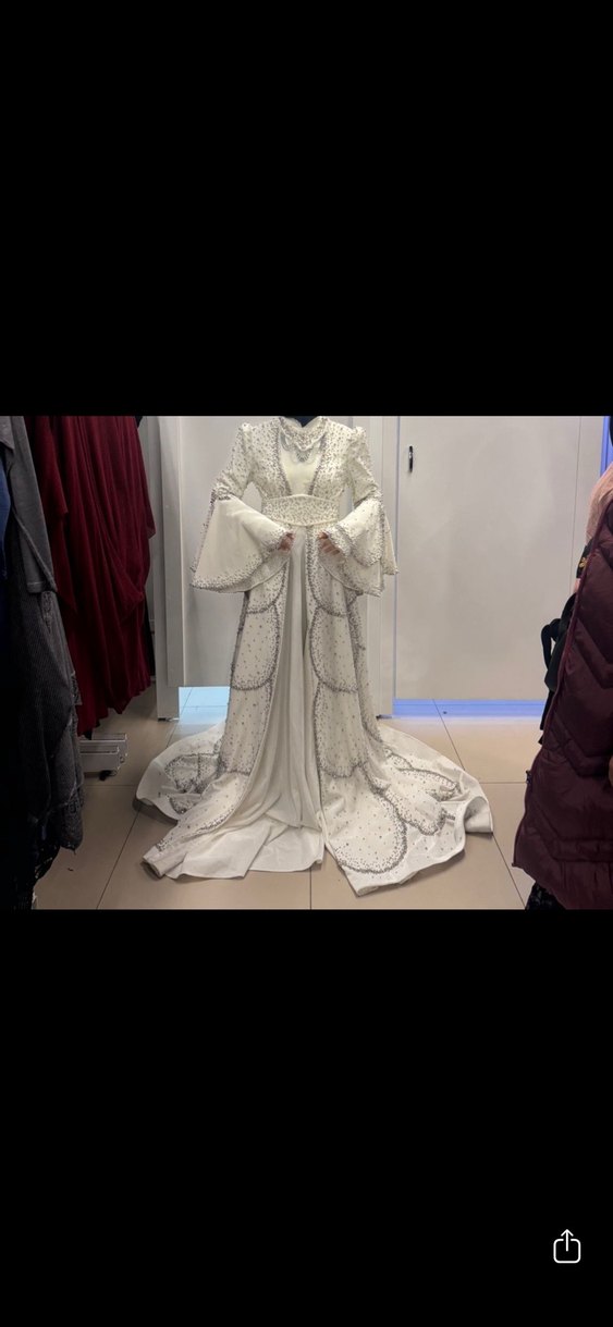 Uzun Kollu İşlemeli Beyaz Bindallı - Görsel 4