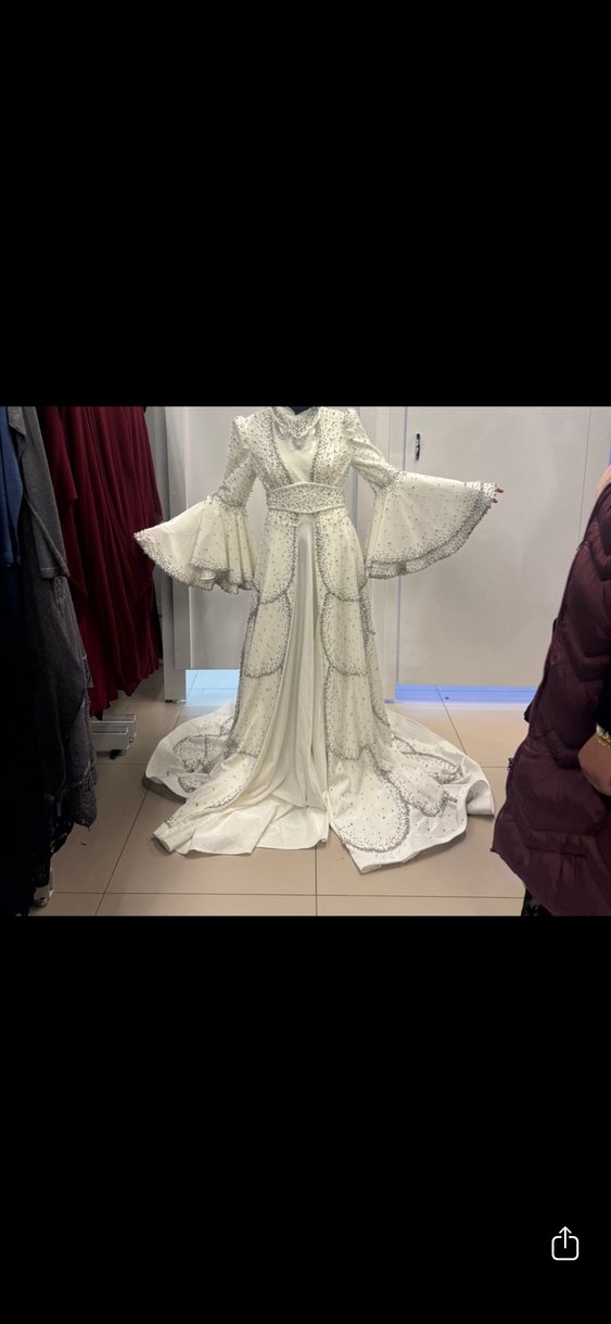 Uzun Kollu İşlemeli Beyaz Bindallı - Görsel 3