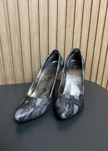 37 Beden Gri Yılan Desenli Tokalı Stiletto