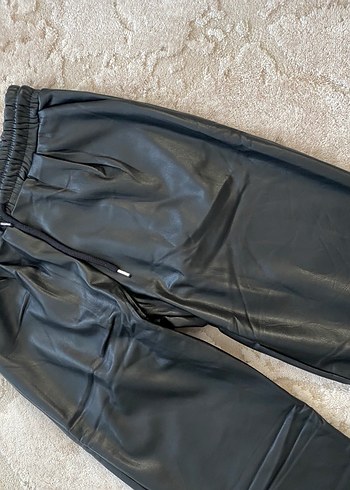 Zara Kadın Siyah Deri Kemerli Rahat Pantolon