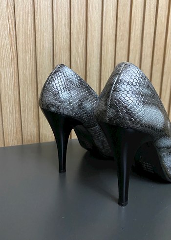 37 Beden gri Renk Gri Yılan Desenli Tokalı Stiletto