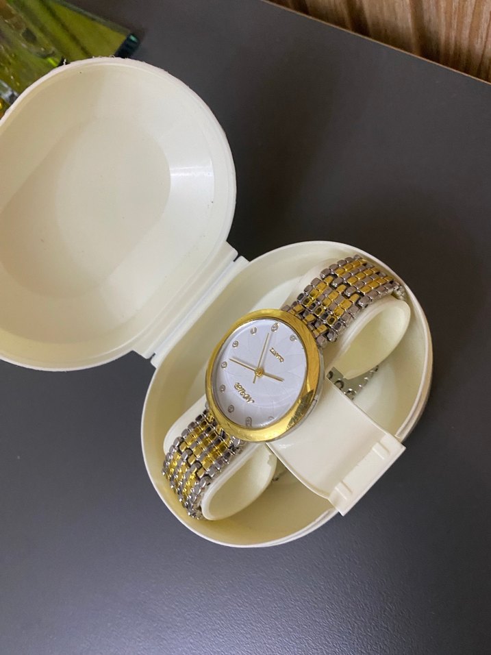 Altın Renkli Kadın Klasik Saat - Görsel 2