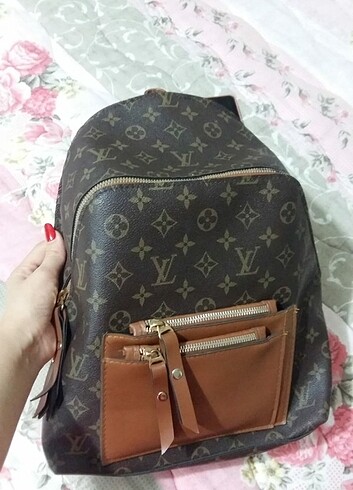 louis vuitton sırt çantası 