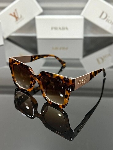 Prada güneş gözlüğü