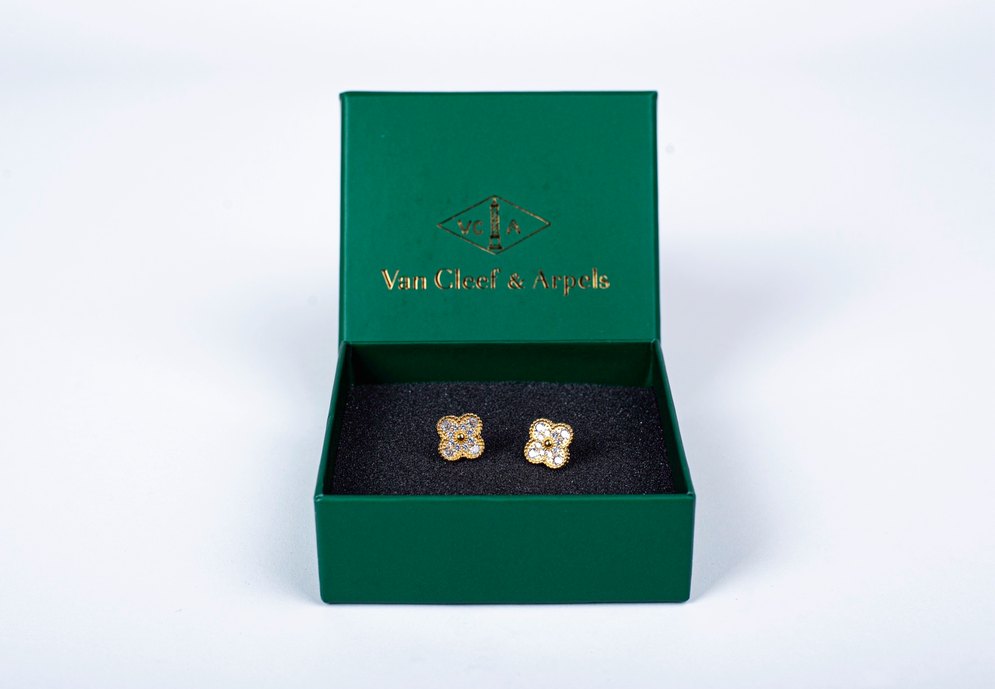 Altın Renkli Van Cleef küpe - Görsel 3