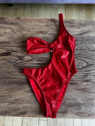 Normaillot ateş eden mayo