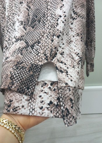 Yılan Desenli Boğazlı Kadın Bluz - Görsel 3