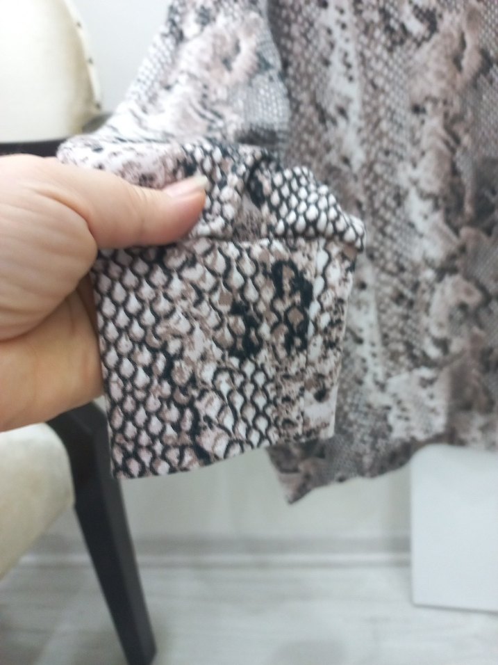 Yılan Desenli Boğazlı Kadın Bluz - Görsel 2