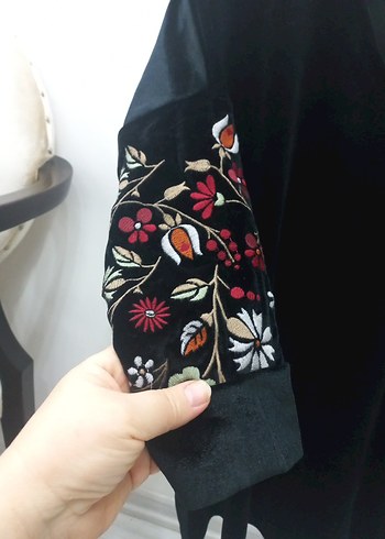 Uzun Kollu Siyah  Çiçek Desenli - Görsel 2